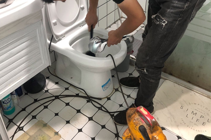 金平马桶堵塞自己疏通还是找师傅?专业上门服务让你省时更省心